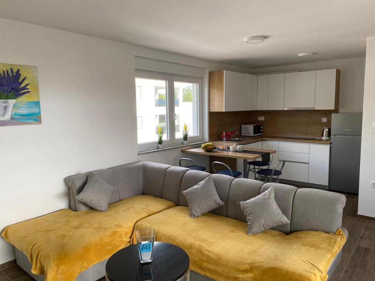 Apartmani Grgic On The Adress Branka Fucica 96 Malinska Exterior foto