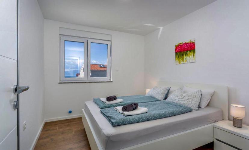 Apartmani Grgic On The Adress Branka Fucica 96 Malinska Exterior foto